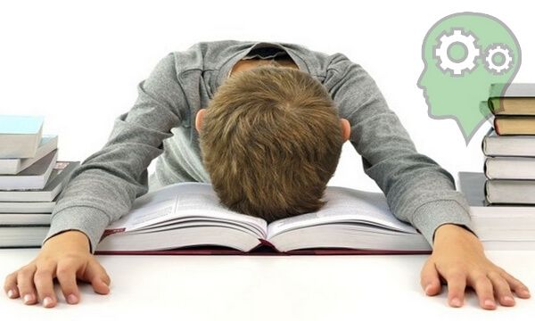 Problemas estudiantiles: un método para la actualidad. Estudiante dormido sobre libros